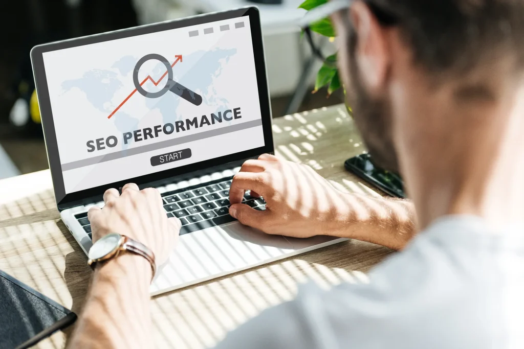 google ads vs seo muz laptop seo optimalizacia
