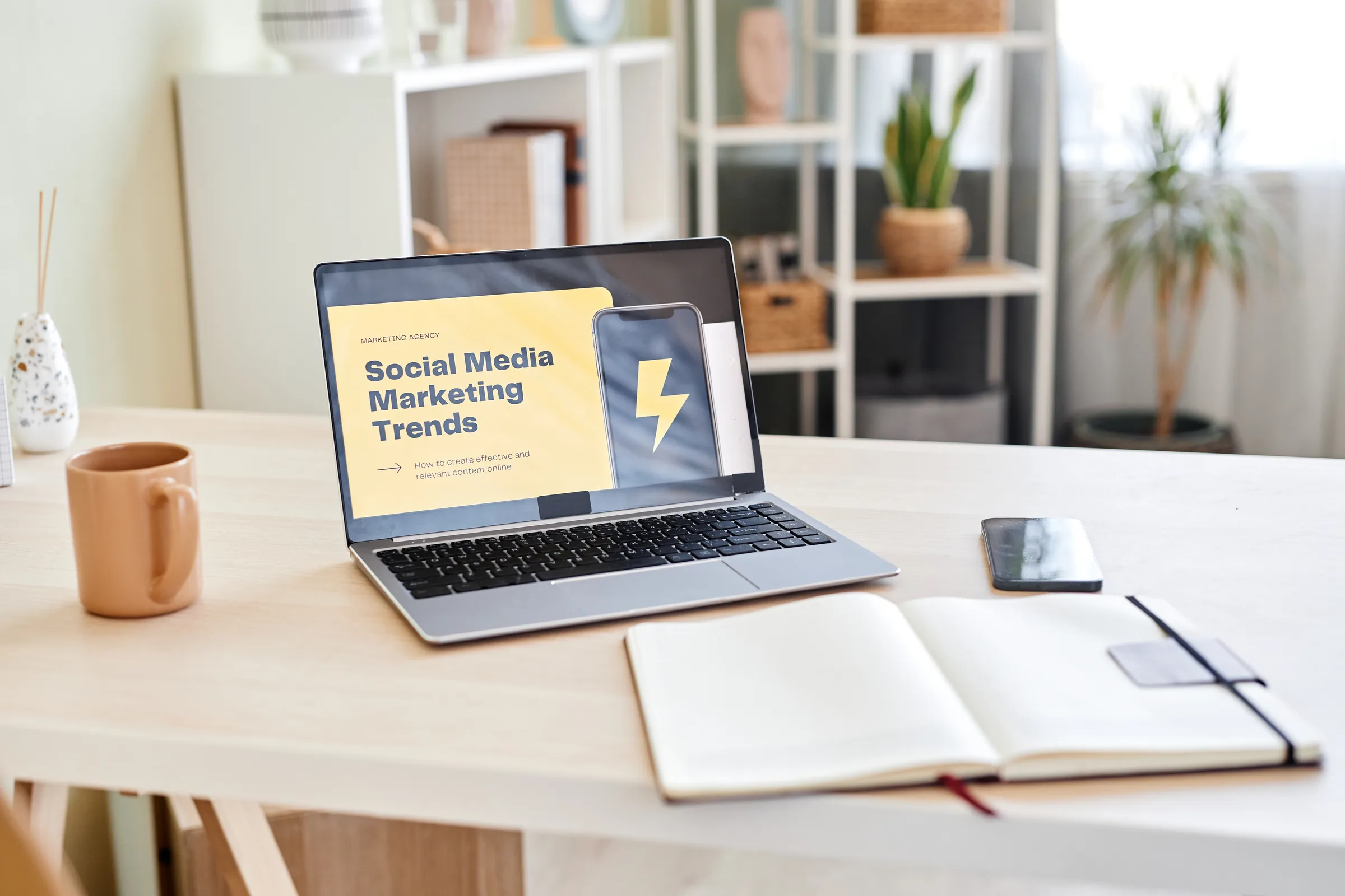 správa sociálnych sietí cena — domáca kancelária s trendmi sociálneho marketingu na laptope