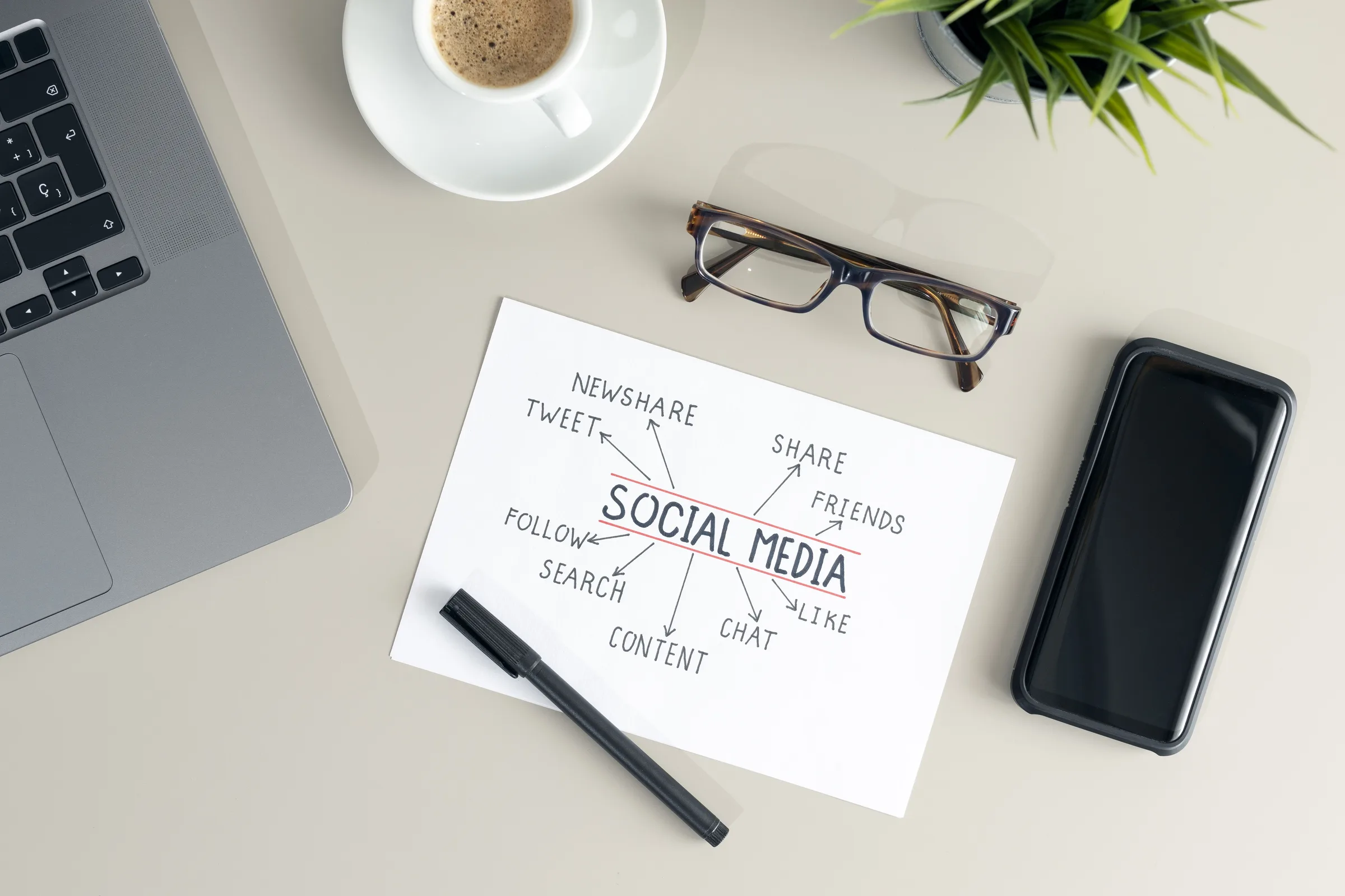 správa sociálnych sietí cena — laptop s konceptom sociálnych médií na pracovisku
